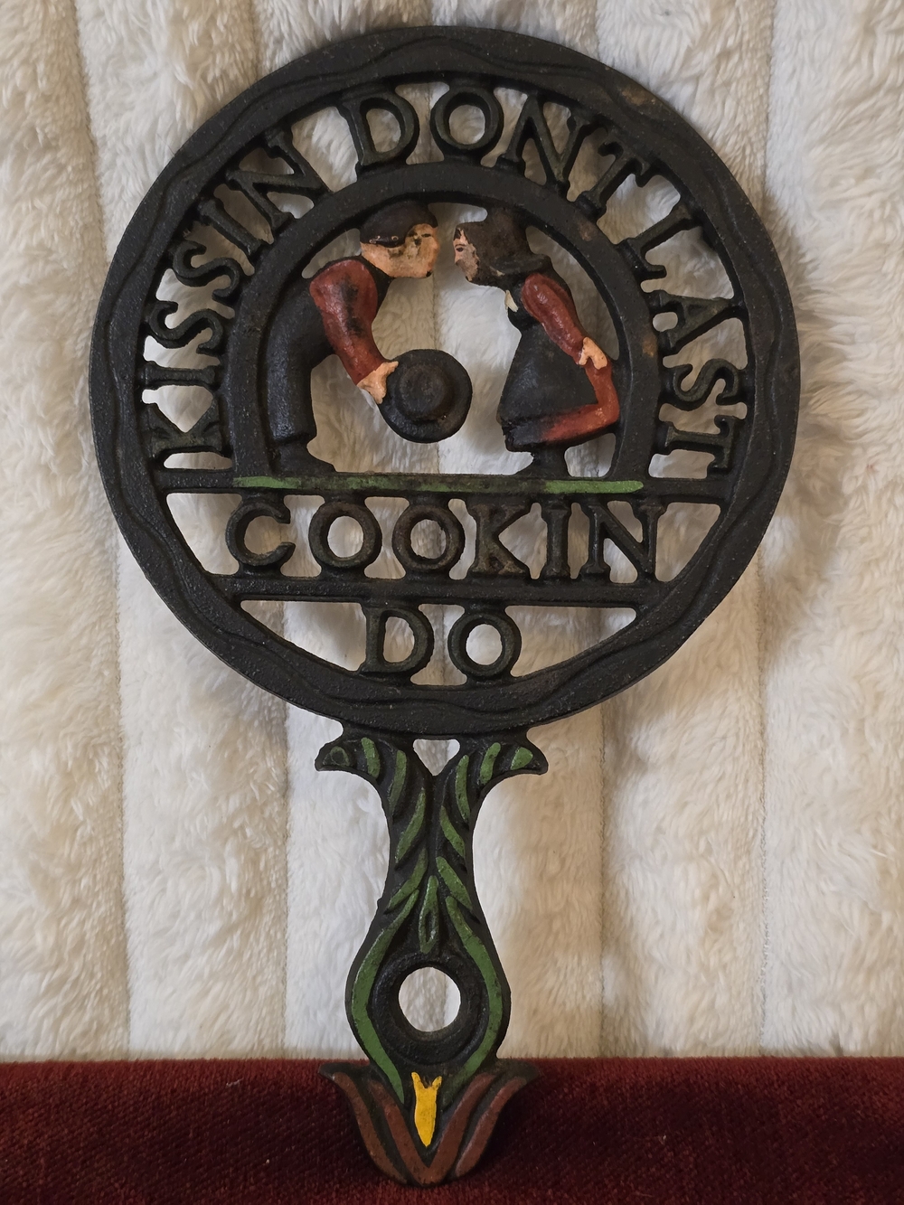Vintage Wilton Cast Iron Trivet "Kissin Don't Last Cookin Do" Amish Couple 9"